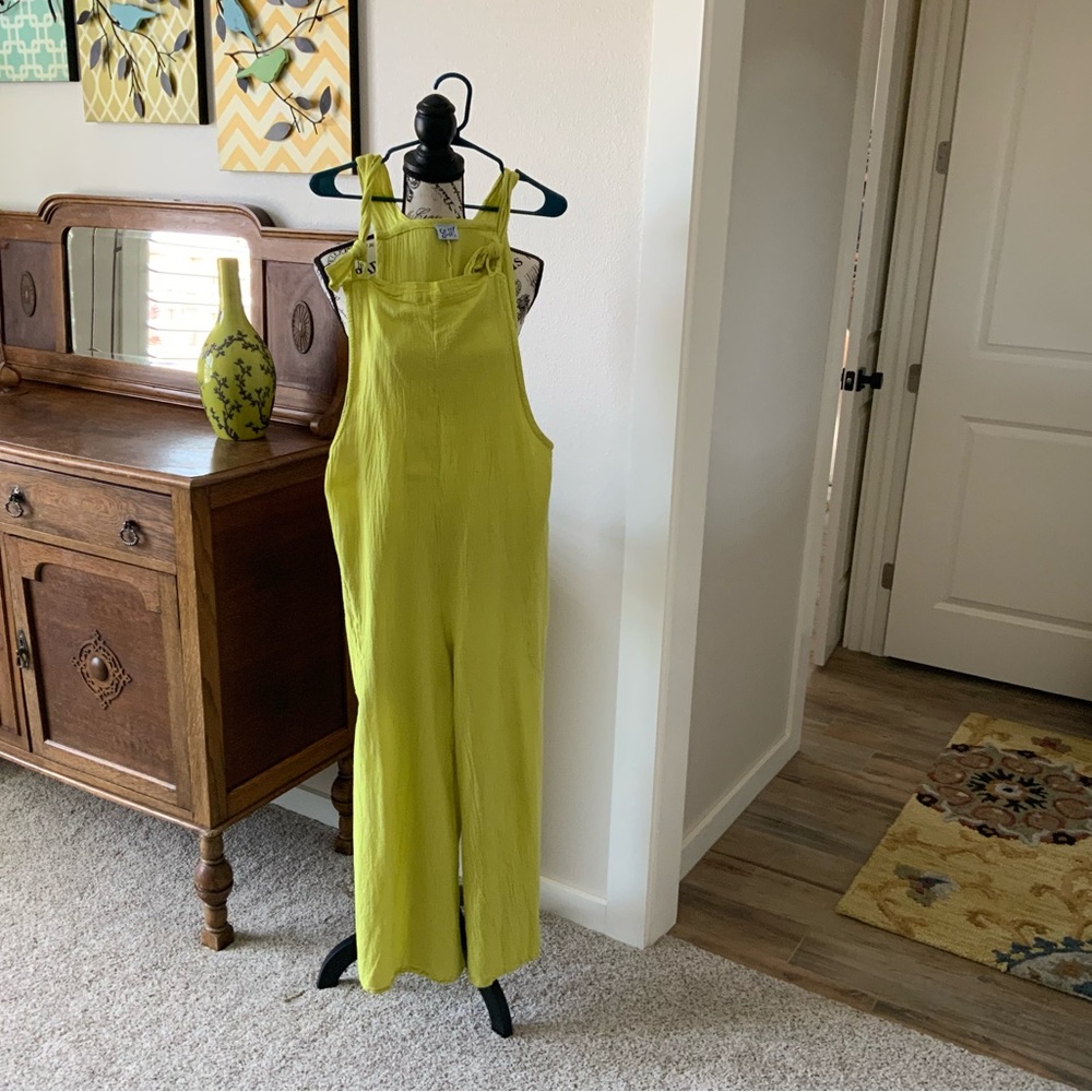 Oh My Gauze! Green Sleeveless Jumpsuit with Wide-Leg Design